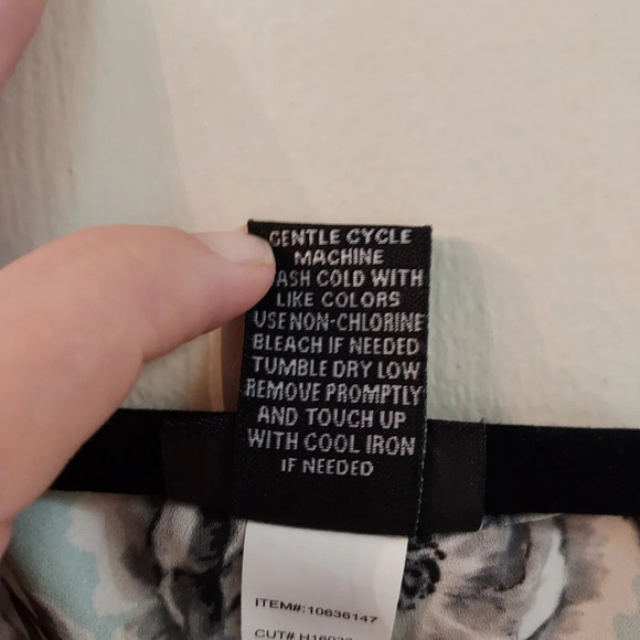 Torrid FLORAL PRINT GEORGETTE TANK TOP Size 1 - Picture 7 of 7